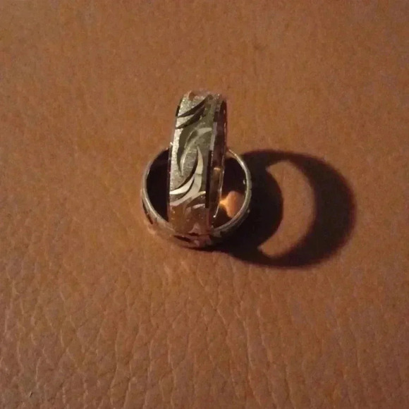 💙🌹New yellow tone wedding band - Picture 6 of 8